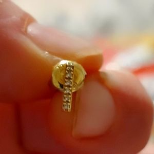 Genuine diamond and 14k yellow gold stud earring